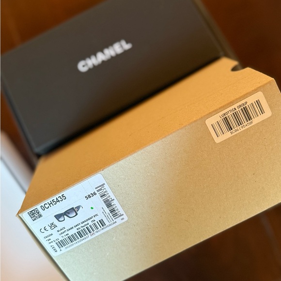 CHANEL Elegant Black Sunglasses - Picture 4 of 6